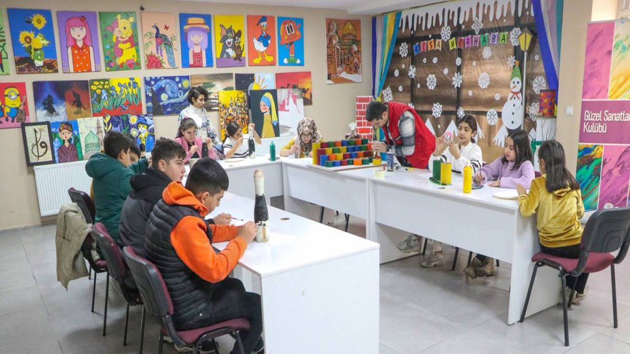 Diyarbakır’da çocuklar atık materyallerden oyuncak yapıyor