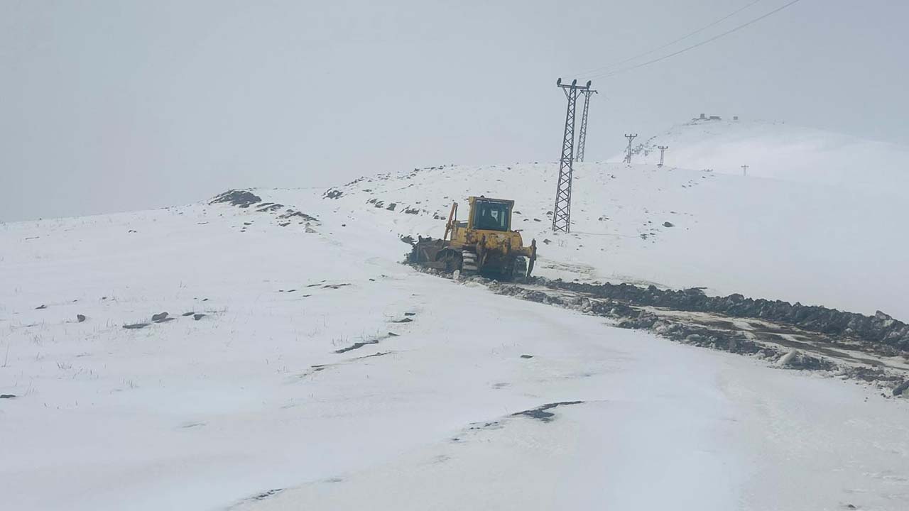 Hakkâri’de kar nedeniyle birçok köy yolu ulaşıma kapandı