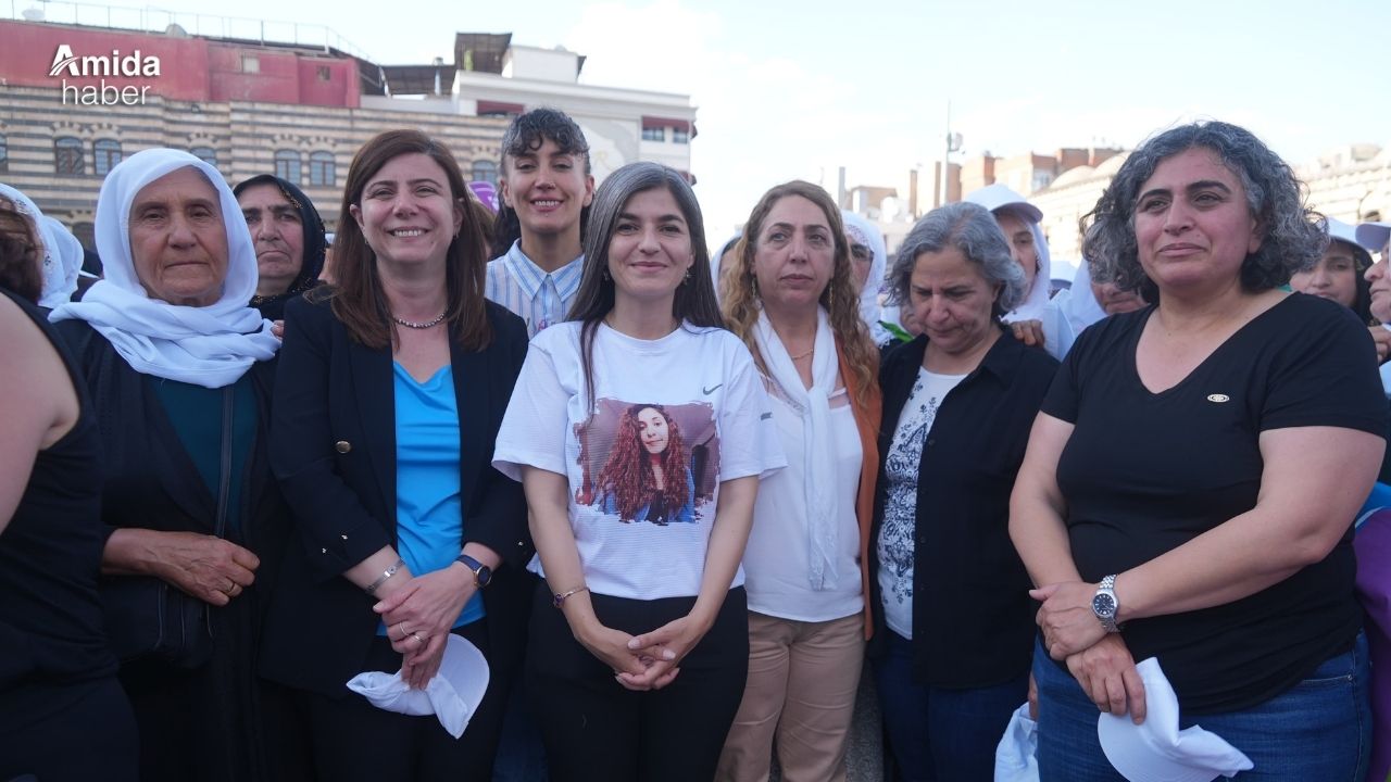 Diyarbakır’da barış yürüyüşüne Serra Bucak da katıldı