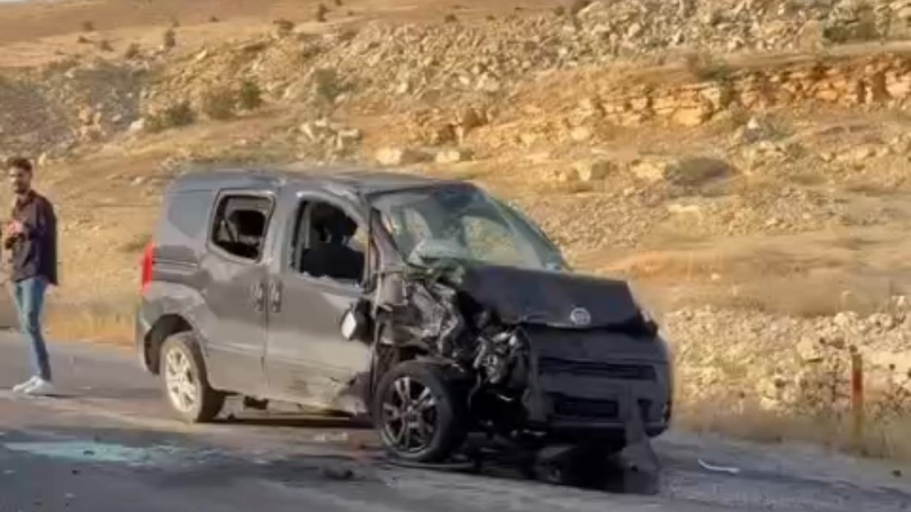 Mardin'de kamyonet ile cip çarpıştı: 9 yaralı