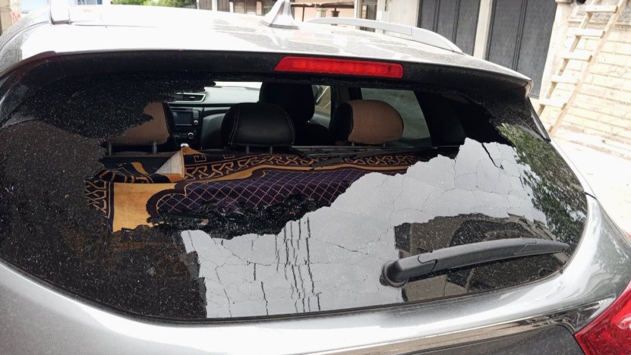 Siirt'te fırtına nedeniyle arabalar hasar aldı
