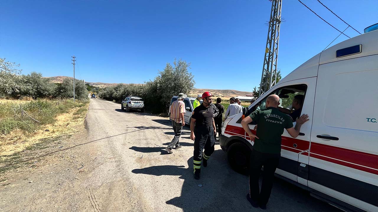 Elazığ’da ticari araç direğe çarptı: 1 yaralı